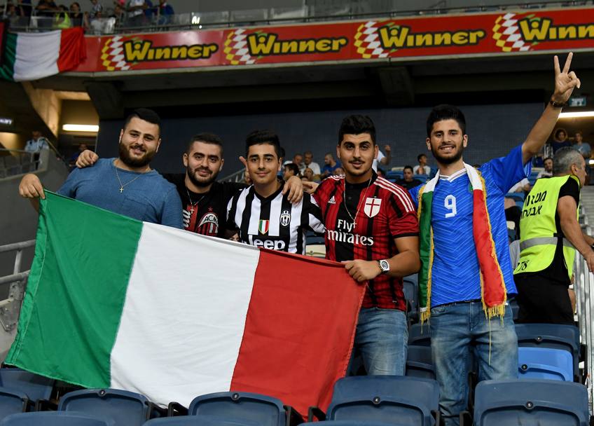 Israele-Italia, tanti tifosi azzurri sugli spalti. Con tricolori e maglie di Milan e Juve. Getty